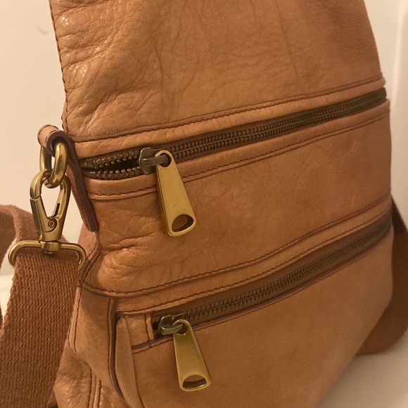 Like new, genuine leather FOSSIL handbag, features gold hardware 🤩 - Picture 4 of 10